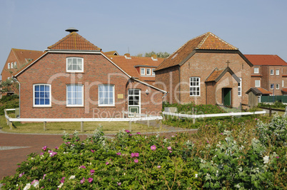 Haus und Kirche auf Baltrum