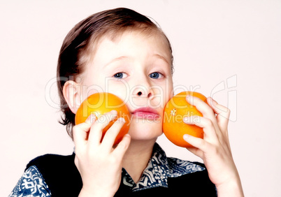 Junge mit Orangen