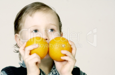 Junge mit Orangen