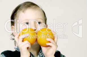 Junge mit Orangen