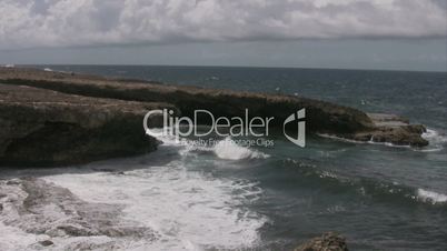 Kleine Wellen an Felsküste auf Curacao