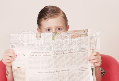 Kind mit Zeitung