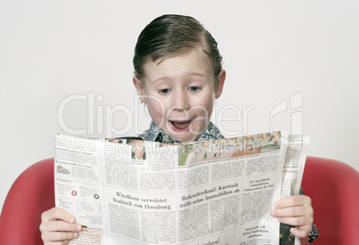 Kind mit Zeitung