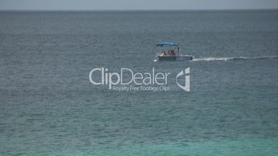 Kleines Motorboot mit Sonnendach im Meer