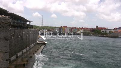 Innenstadt von Curacao von einer Schiffanlegestelle