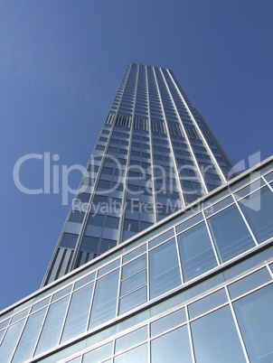Wolkenkratzer mit Glassfassade