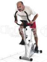 Mann auf dem Fitnessrad