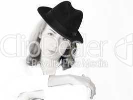 Junge Frau mit schwarzem Hut