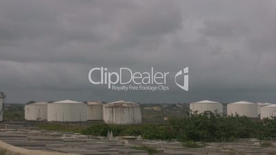 Weiße runde Container - Ölraffinerie, Curacao