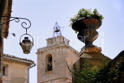 Blumenkübel und Kirchturm