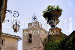 Blumenkübel und Kirchturm