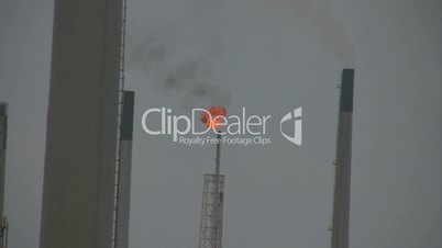 Ölraffinerie Curacao - Brennender Schornstein