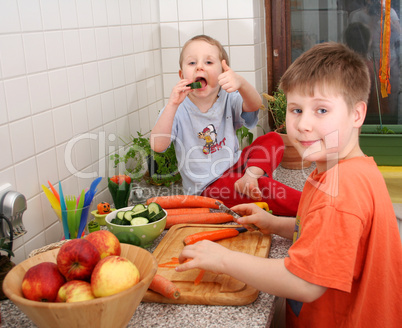 kinder in der Küche