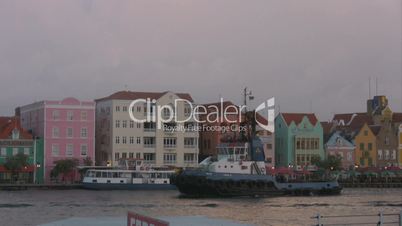 Schlepper fährt durch den Hafen von Curacao