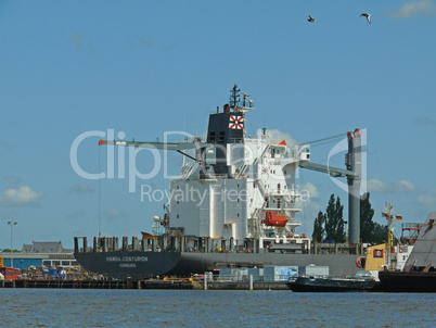 Schiff im Hafen von Emden