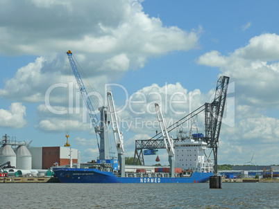 Kräne im Hafen von Emden