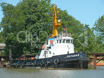 Schlepper im Hafen von Emden