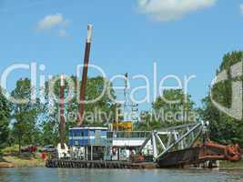 Baggerschiff im Hafen von Emden