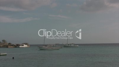 Segelschiffe ankern in einer Bucht, Curacao