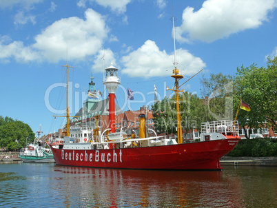 Feuerschiff im alten Hafen in Emden