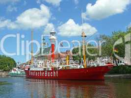 Feuerschiff im alten Hafen in Emden
