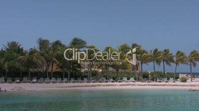 Strand mit Palmen und Liegestühlen, Curacao