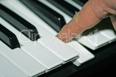 Finger auf Tastatur