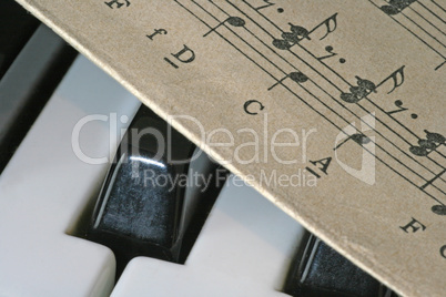 Tastatur und Notenblatt