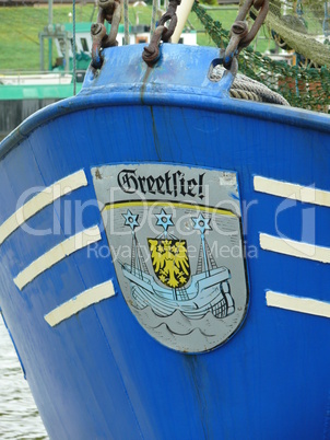 Wappen an einem Krabbenkutter in Greetsiel