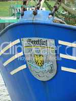 Wappen an einem Krabbenkutter in Greetsiel