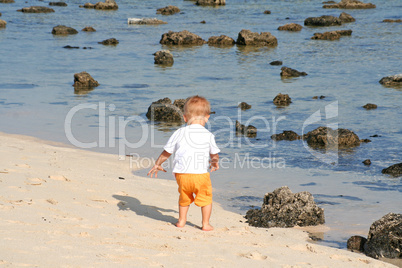 Junge am Strand