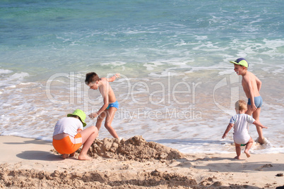 Kinder am Strand