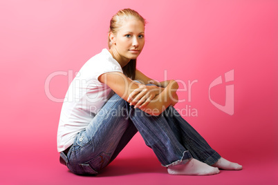 Frau mit rosa Hintergrund