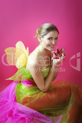Frau mit Schmetterlingskleid 2