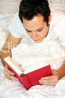 Mann liest im Bett