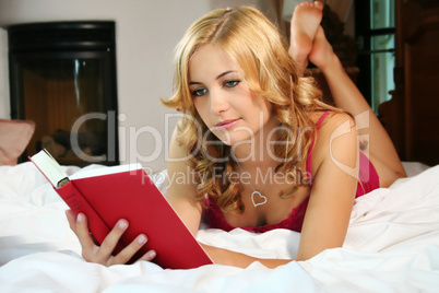 Frau liest im Bett