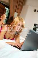 Frau mit Laptop im Bett 4
