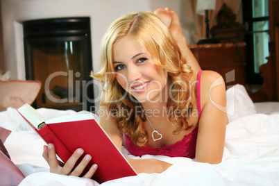 Frau liest im Bett 2