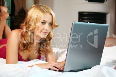 Frau mit Laptop im Bett 6