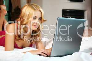 Frau mit Laptop im Bett 6