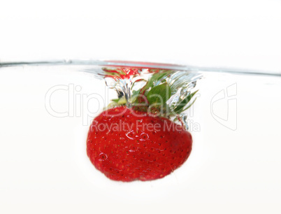 Erdbeere im Wasser 6