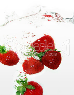 Erdbeere im Wasser 7