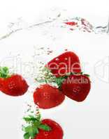 Erdbeere im Wasser 7