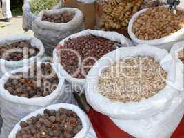 Säcke mit Nüssen auf einem Bauernmarkt