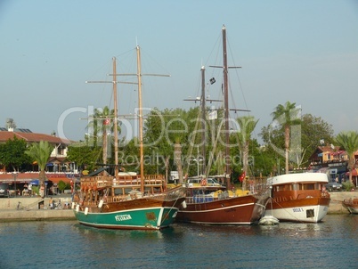 Schiffe im Hafen von Side