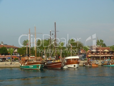 Schiffe im Hafen von Side