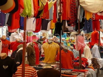 Kleidung auf einem Markt