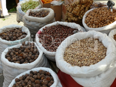 Säcke mit Nüssen auf einem Markt