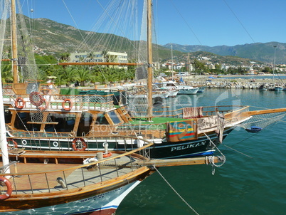 Schiffe im Hafen von Alanya