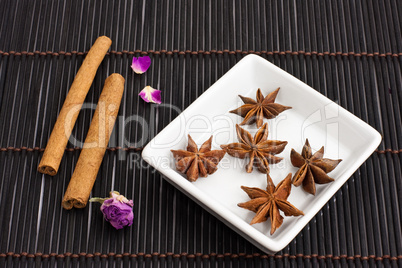 Sternanis und Zimtstangen, star anise and cinnamon sticks